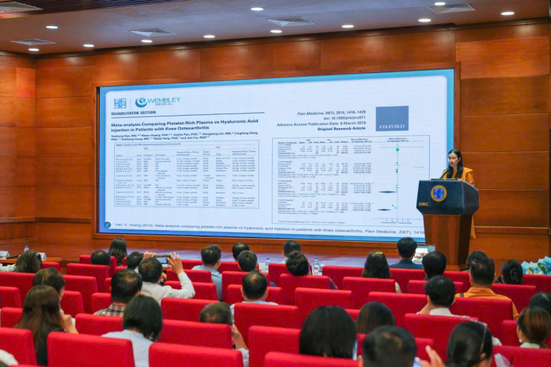 Các chuyên gia y tế đang trình bày những tính năng điều trị của huyết tương giàu tiểu cầu trong các bệnh lý cơ xương khớp