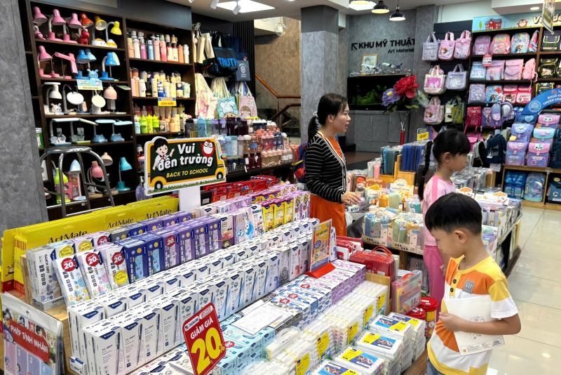 Các em học sinh và phụ huynh chuẩn bị cho năm học mới