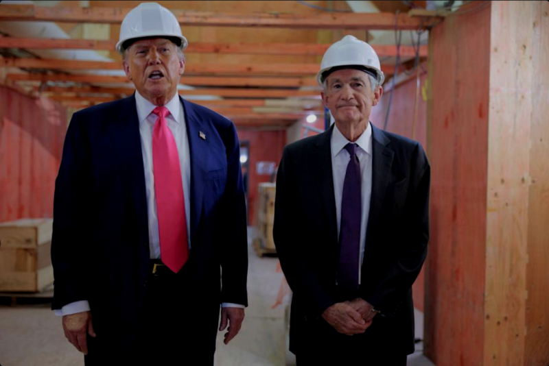 Tổng thống Trump và Chủ tịch Fed, Jerome Powell, phát biểu với các phóng viên khi tham quan dự án cải tạo trụ sở trị giá 2,5 tỷ đô la của Cục Dự trữ Liên bang. Ảnh: Yahoo