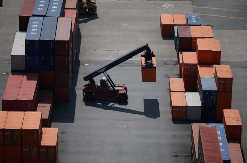 Những chiếc container được tập kết ở cảng Pyeongtaek, tỉnh Gyeonggi, Hàn Quốc. Ảnh: Reuters