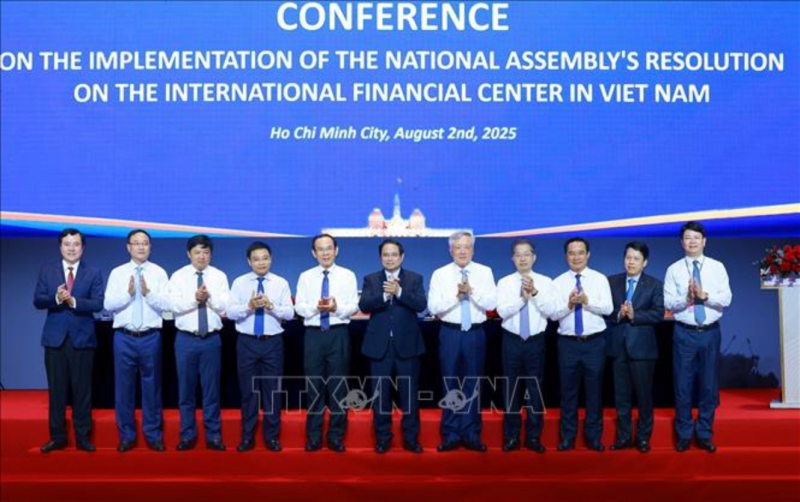 Thủ tướng Phạm Minh Chính, Trưởng Ban Chỉ đạo quốc gia về Trung tâm tài chính quốc tế tại Việt Nam và các thành viên Ban Chỉ đạo. Ảnh: Dương Giang/TTXVN