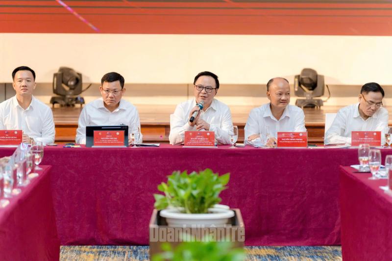 Chủ tịch danh dự Hội Doanh nhân trẻ Việt Nam Hoàng Bình Quân (ngồi giữa) phát biểu tại phiên đối thoại.