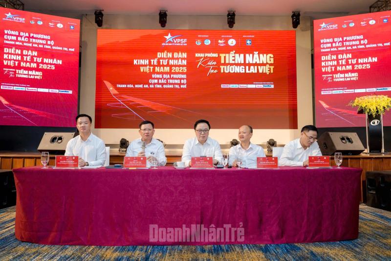 Ông Nguyễn Văn Thi, Phó Chủ tịch thường trực UBND tỉnh Thanh Hóa (thứ 2 từ trái qua) giải đáp nhiều ý kiến, kiến nghị của doanh nghiệp.