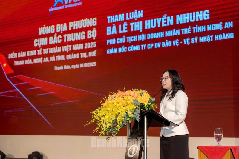 Bà Lê Thị Huyền Nhung, Phó Chủ tịch Hội Doanh nhân trẻ Nghệ An phát biểu.