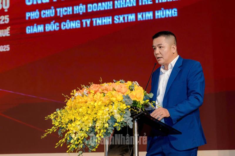 Ông Phan Thế Trụ, Phó Chủ tịch Hội Doanh nhân trẻ Thành phố Huế phát biểu tham luận.
