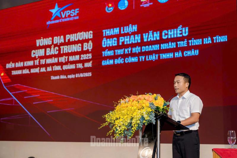 Ông Phan Văn Chiều, Tổng thư ký Hội Doanh nhân trẻ Hà Tĩnh nêu ý kiến tại Phiên đối thoại.