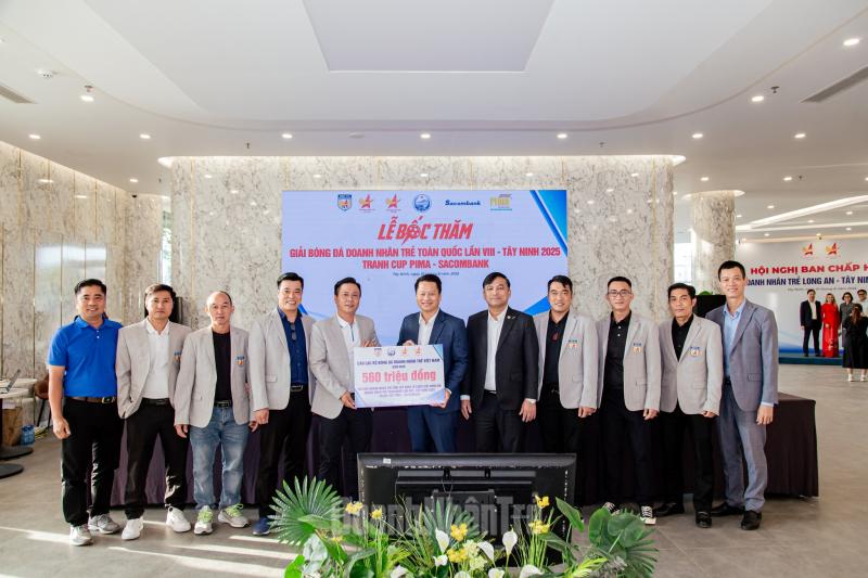 CLB Bóng đá Doanh nhân trẻ Việt Nam trao tặng Hội Doanh nhân trẻ Tây Ninh 550 triệu đồng phục vụ công tác tổ chức giải.
