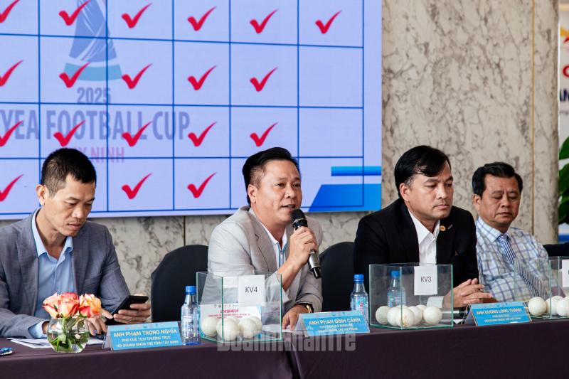 Ông Phan Đình Cảnh, Chủ tịch CLB Bóng đá Doanh nhân trẻ Việt Nam trao đổi tại Lễ công bố và bốc thăm chia bảng giải đấu.