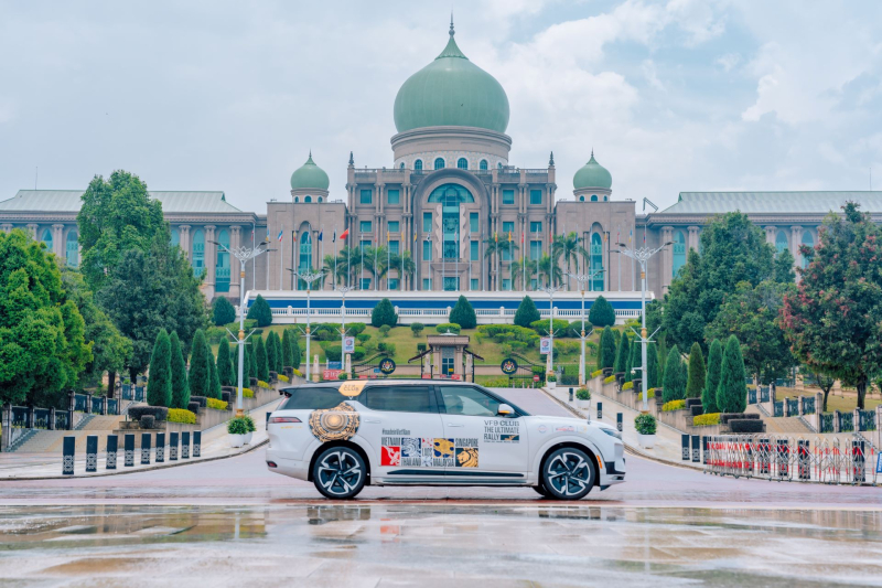 Chiếc VF 9 “make in Vietnam” dừng chân trước cửa Tòa nhà Perdana Putra, văn phòng làm việc của Thủ tướng Malaysia.