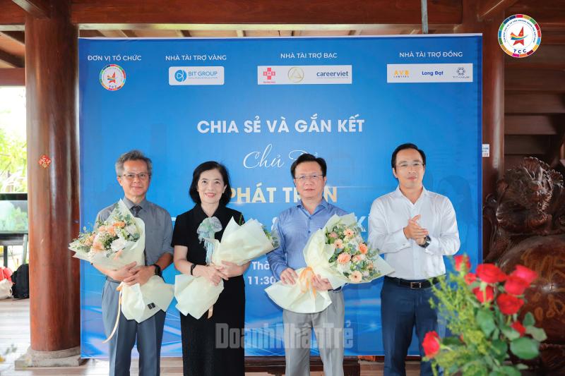 Tặng hoa các diễn giả của hoạt động đào tạo 