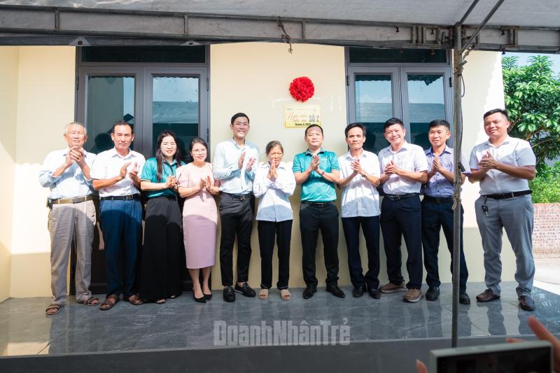 Hội Doanh nghiệp trẻ Hưng Yên bàn giao nhà mới cho bà Nguyễn Thị Đào, xã Lê Quý Đôn.