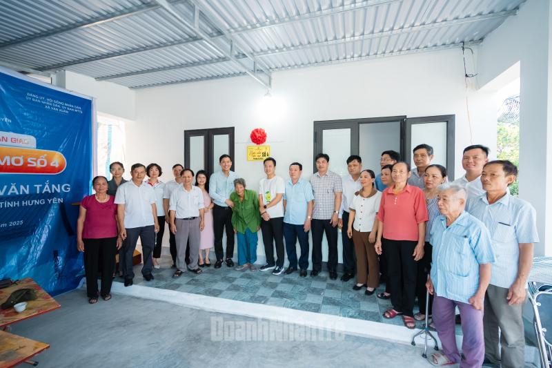 Hội Doanh nghiệp trẻ Hưng Yên trao tặng nhà cho gia đình ông Bùi Văn Tắng.