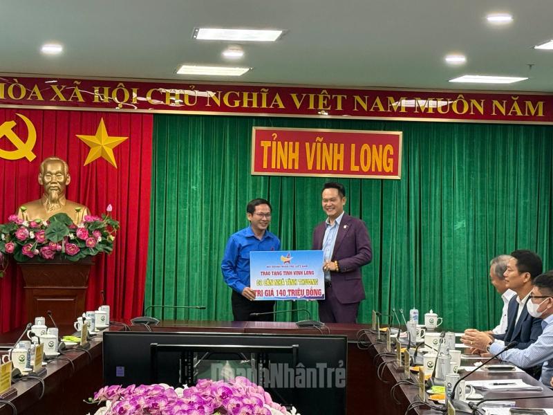 Nhân dịp này, Hội Doanh nhân trẻ Việt Nam đã trao tặng tỉnh Vĩnh Long 02 căn nhà tình nghĩa, với tổng trị giá 140 triệu đồng.