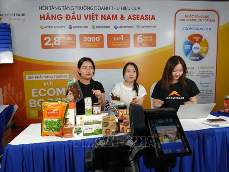 Livestream quảng bá sản phẩm trong hoạt động thương mại điện tử và kết nối vùng Đà Nẵng. Ảnh: Mỹ Hà/TTXVN