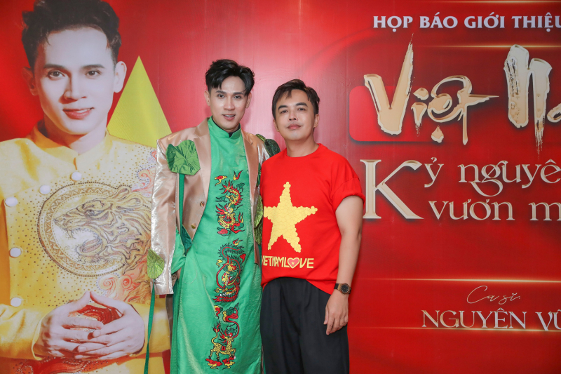Đạo diễn Trần Thành Trung đến chúc mừng ca sĩ Nguyên Vũ