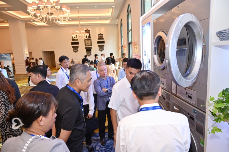 Khách mời tham quan sản phẩm do OPM cung cấp