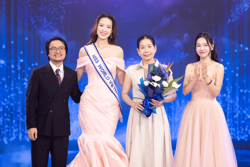 Bảo Ngọc cùng mẹ và đại diện đơn vị nắm bản quyền tại buổi công bố