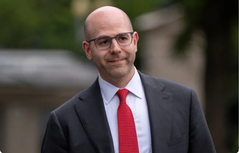 Stephen Miran, người vừa được ông Trump tuyên bố ý định đề cử làm thành viên Hội đồng Thống đốc Fed, sẽ có quyền bỏ phiếu quyết định lãi suất, vốn là điểm tranh cãi chính giữa Nhà Trắng và Cục Dự trữ Liên bang Mỹ. Ảnh: AP