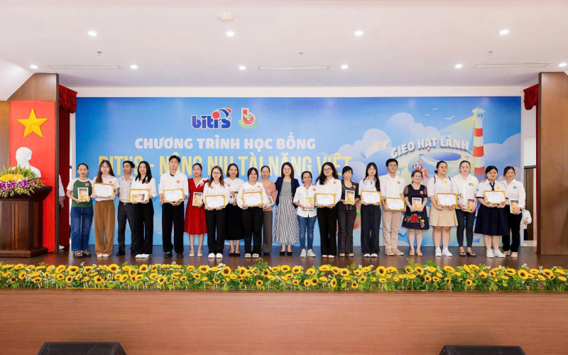 Gần 1.000 suất học bổng, trị giá hơn 1,4 tỷ đồng đã được trao trong năm nay