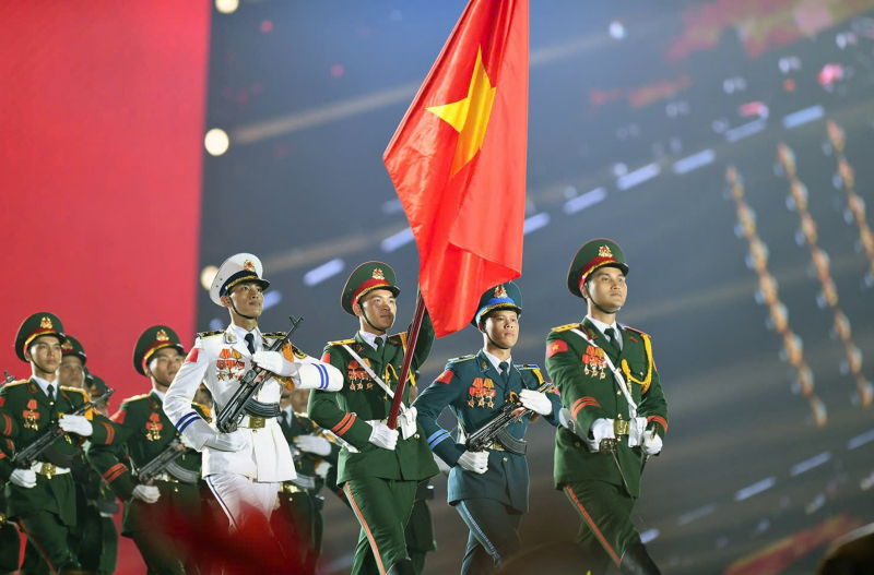 Từ thiết kế sân khấu mang hình chữ V biểu tượng cho “Việt Nam – Chiến thắng”, cho đến những hình tượng thiêng liêng như lá Cờ đỏ Sao vàng tung bay, đoàn quân sải bước uy nghiêm mạnh mẽ, hay các lát cắt phi thời gian tái hiện lịch sử..., tất cả đều được dàn dựng công phu với mong muốn khơi gợi niềm tự hào, gắn kết hàng triệu trái tim người Việt Nam trong và ngoài nước.