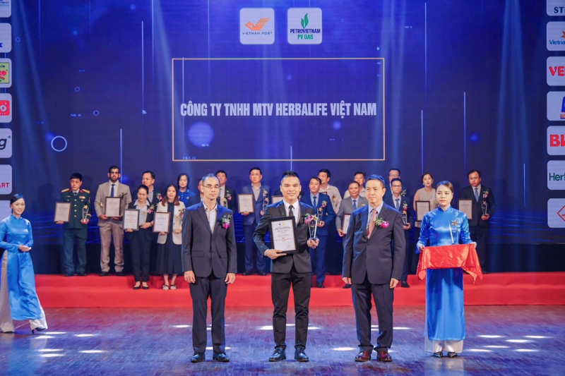 Ông Nguyễn Thành Đạt – Giám đốc truyền thông Herbalife Việt Nam, Campuchia & Thái Lan nhận giải thưởng từ BTC.
