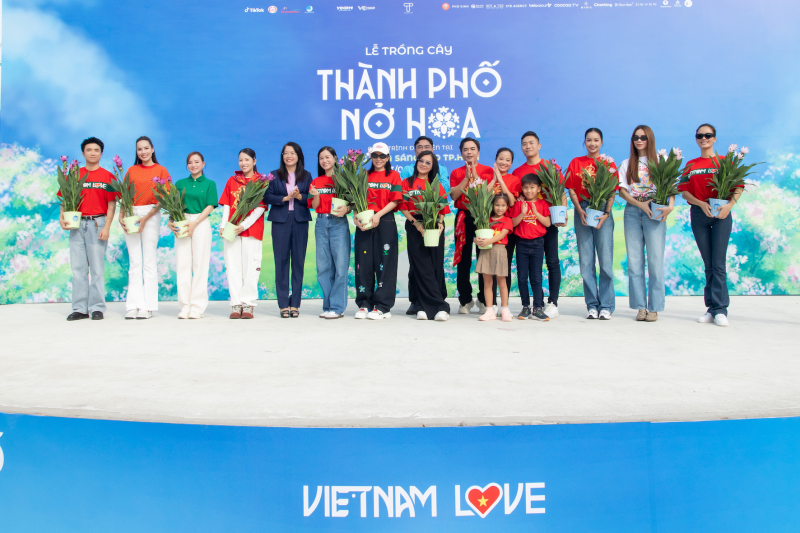 Các đại biểu và nghệ sĩ tham gia lễ trồng cây