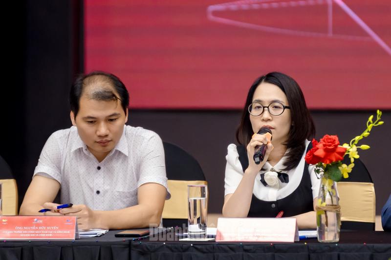 Bà Bùi Thu Thuỷ, Phó Cục trưởng Cục Phát triển Doanh nghiệp tư nhân và Kinh tế tập thể (Bộ Tài chính) giải đáp khúc mắc, kiến nghị của các doanh nghiệp.