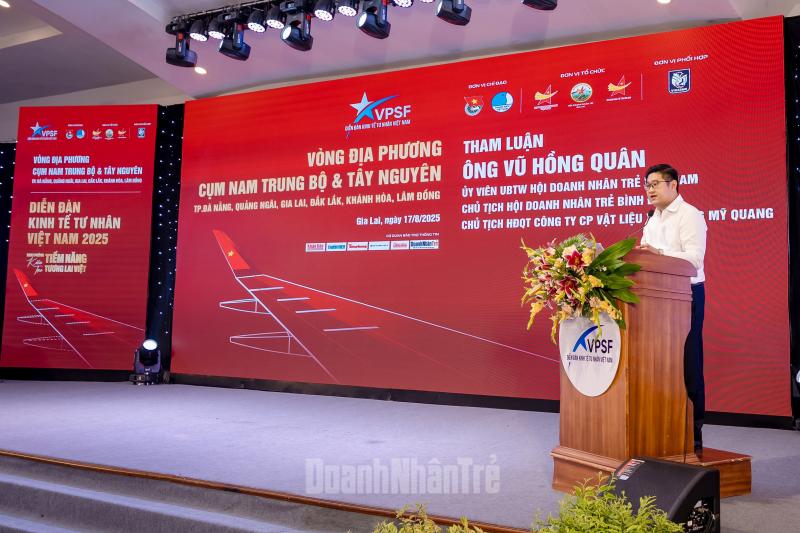 Ông Vũ Hồng Quân, Chủ tịch Hội Doanh nhân trẻ Bình Định, Chủ tịch HĐQT Công ty CP Vật liệu xây dựng Mỹ Quang phát biểu tham luận.