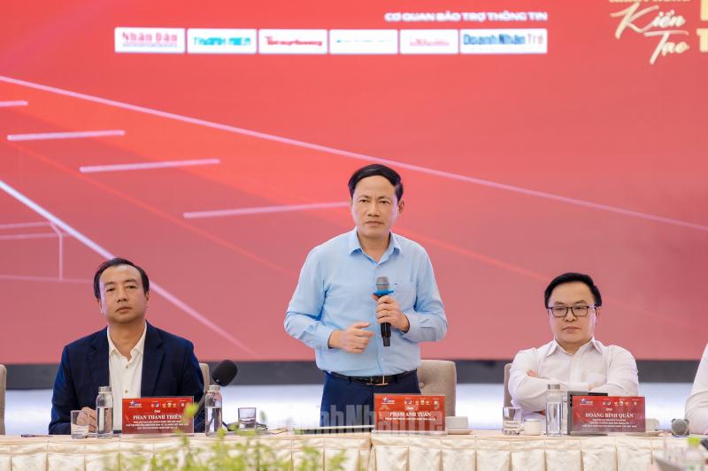 Chủ tịch UBND tỉnh Gia Lai Phạm Anh Tuấn trực tiếp chia sẻ, gợi mở nhiều giải pháp phát triển đối với các doanh nghiệp tư nhân.
