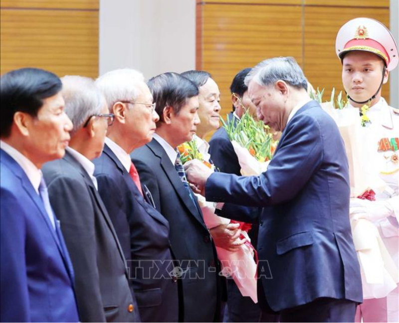 Tổng Bí thư Tô Lâm trao tặng Huy hiệu Đảng cho các đồng chí lão thành cách mạng, nguyên lãnh đạo cao cấp của Đảng, Nhà nước. Ảnh: Thống Nhất/TTXVN
