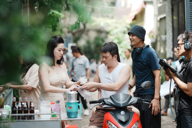 Đạo diễn Khương Ngọc thực hiện cảnh quay trong phim