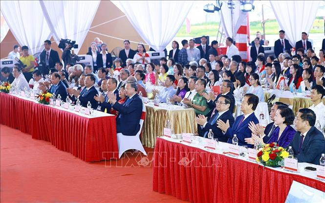 Tổng Bí thư Tô Lâm và Thủ tướng Phạm Minh Chính dự và chủ trì tại điểm cầu Trung tâm Triển lãm Việt Nam. Ảnh: TTXVN