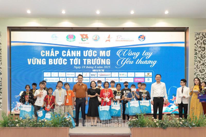 Ông Đặng Hồng Anh, Chủ tịch Hội Doanh nhân trẻ Việt Nam cùng đại diện các đơn vị trao tặng quà cho các em.