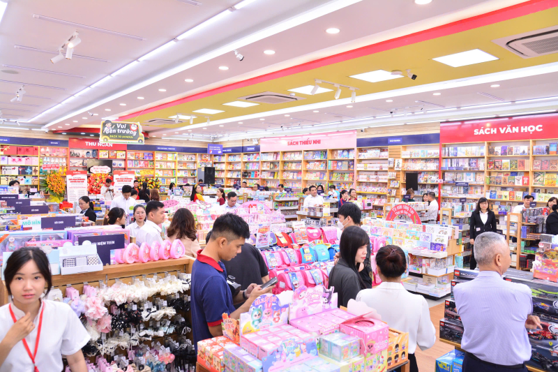 Nhiều bạn đọc trẻ tìm đến tham quan mua sắm