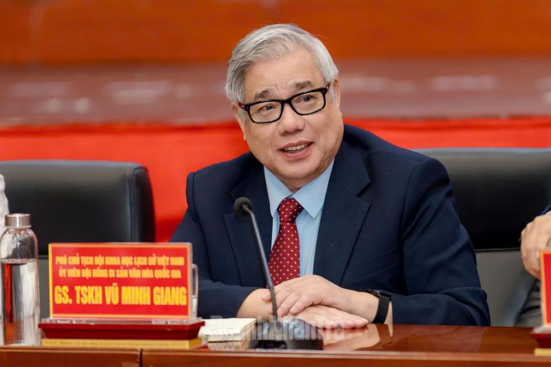 GS.TSKH.NGND Vũ Minh Giang phát biểu ý kiến.