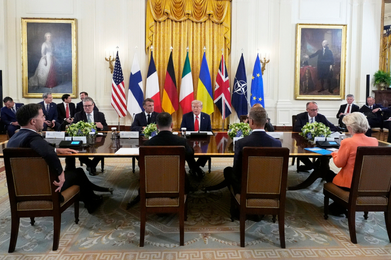 Tổng thống Trump và các nhà lãnh đạo châu Âu tại cuộc gặp thượng đỉnh ngày 18/8. Ảnh: AP
