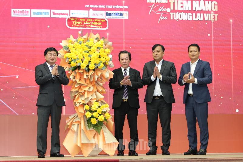 Bí thư Tỉnh uỷ Tây Ninh Nguyễn Văn Quyết (ngoài cùng bên trái) tặng hoa chúc mừng BTC Phiên đối thoại
