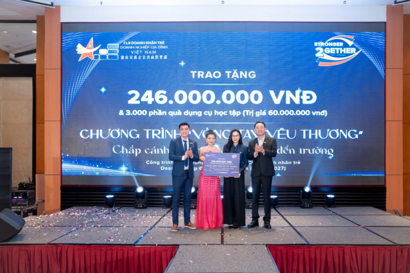 CLB trao tặng cho Chương trình vòng tay yêu thương của Hội DNT Việt Nam
