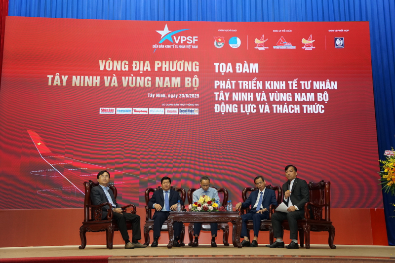 Các diễn giả tại phiên đối thoại nhận được sự quan tâm của nhiều doanh nhân