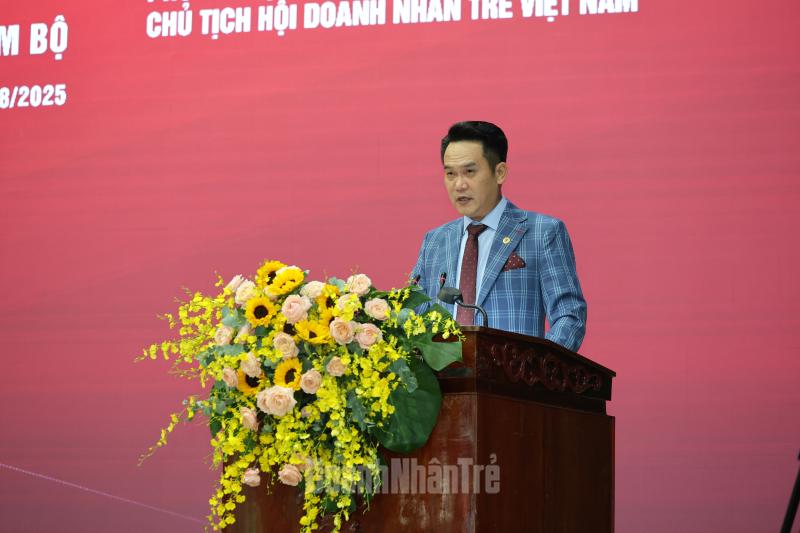 Chủ tịch Hội Doanh nhân trẻ Việt Nam Đặng Hồng Anh phát biểu chỉ đạo Phiên đối thoại.