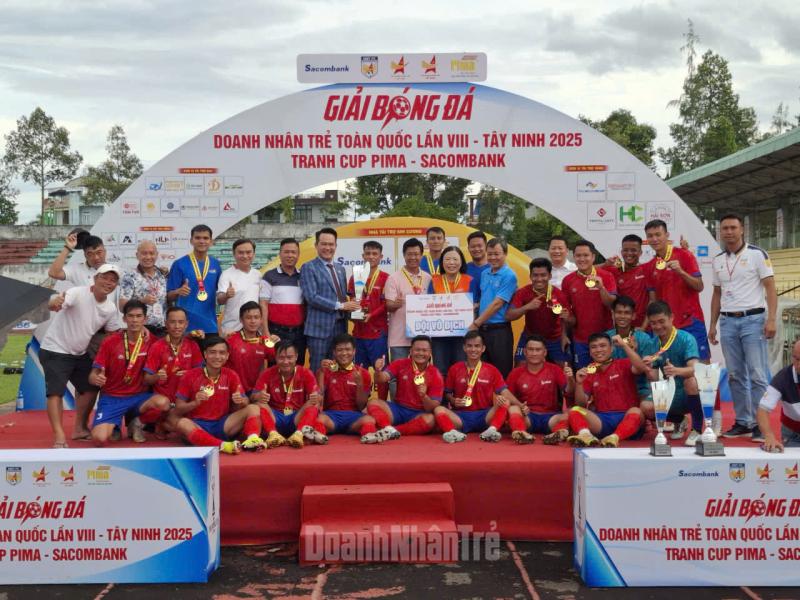 Chủ tịch Hội Doanh nhân trẻ Việt Nam Đặng Hồng Anh trao Cúp vô địch cho các đội bóng xuất sắc các Serie.
