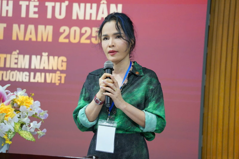 Tiến sĩ Phạm Thị Bích Huệ - Phó chủ tịch thường trực Hội DNT VN, Trưởng ban tổ chức VPSP 2025 phát biểu khai mạc