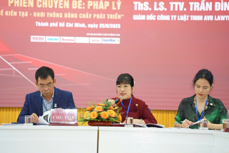 Các đại biểu tham gia hội thảo, từ trái sang: TS. Lê Trường Sơn - Hiệu trưởng Trường ĐH Luật TP.HCM; ThS. Lưu Thị Thanh Mẫu - Phó Chủ tịch Hội Doanh nhân trẻ Việt Nam; bà Phạm Thị Bích Huệ - Phó Chủ tịch Trung ương Hội Doanh nhân trẻ Việt Nam