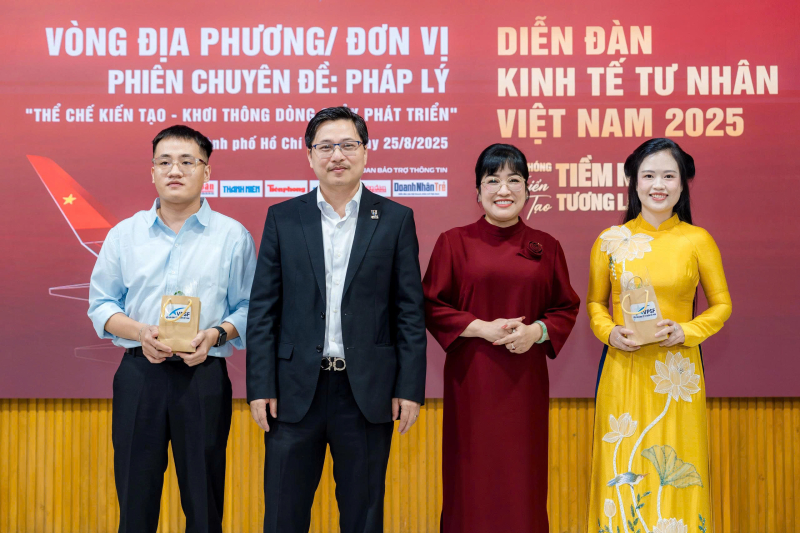 Các diễn giả và chủ toạ tham gia phiên đối thoại thứ 3