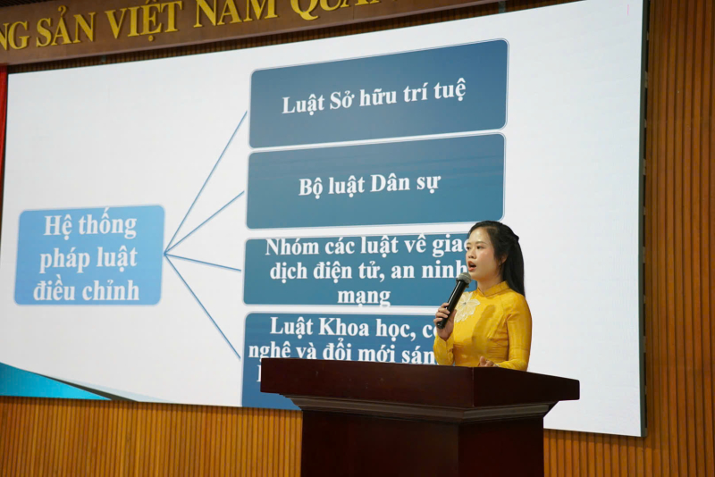 Tiến sĩ Nguyễn Phương Thảo trình bày về vấn đề hoàn thiện khung pháp lý bảo vệ luật sở hữu trí tuệ trong môi trường số