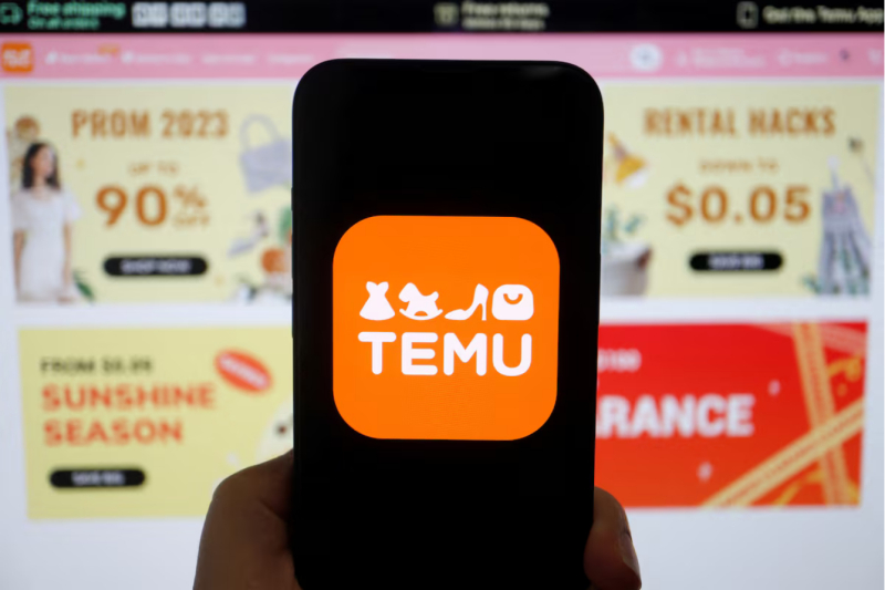 Logo của Temu hiển thị trên điện thoại di động, được chup trước trang web của công ty, ngày 26/4/2023. Ảnh: Reuters
