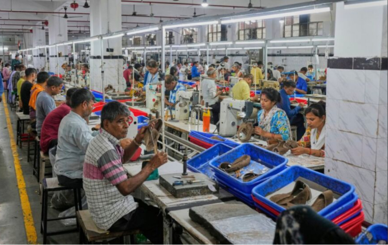 Nhà xuất khẩu giày da Puran Dawar ở Agra, Ấn Độ, cho biết họ đang xem xét các thị trường khác để giảm bớt tác động của thuế quan 50% từ Mỹ. Ảnh: AP