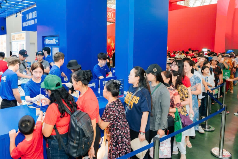 Theo ghi nhận, lượng người ghé thăm không gian trưng bày và trải nghiệm của Vinamilk luôn ở mức cao trong thời gian diễn ra triển lãm. Đây không chỉ là minh chứng cho sự gắn bó của người tiêu dùng với thương hiệu, mà còn cho thấy cách Vinamilk làm mới mình để tiếp cận công chúng một cách hiệu quả, hiện đại và gần gũi hơn. Ảnh: Tịnh Không