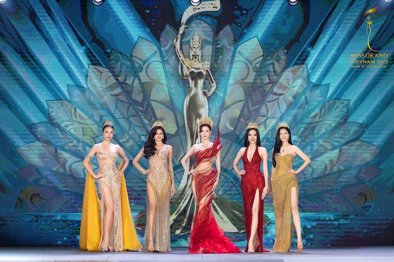 Các nàng hậu tham gia biểu diễn trong chương trình