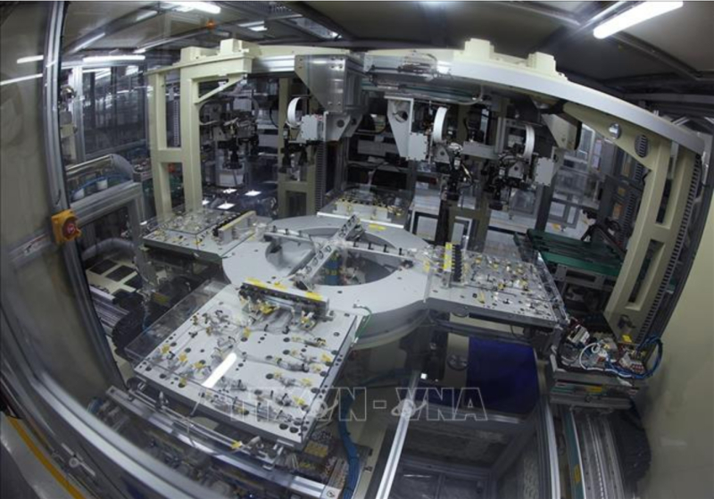 Sản xuất mạch điện tử trên máy tự động ở nhà máy của Công ty TNHH Heesung Electronics Việt Nam, Khu công nghiệp Tràng Duệ, quận An Dương, thành phố Hải Phòng. Ảnh minh họa: Vũ Sinh/TTXVN
